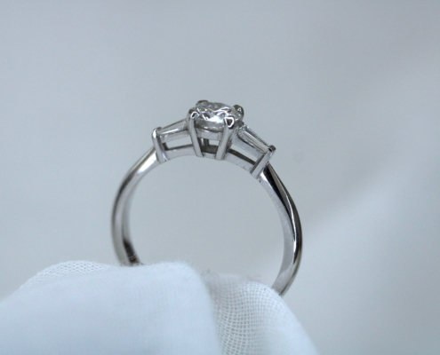 bague fiançailles or blanc diamants baguette 3