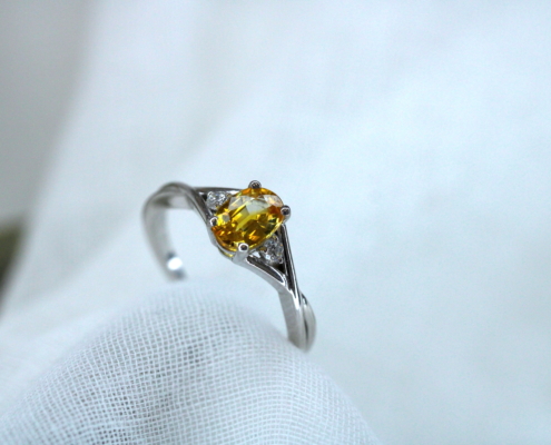 Bague or blanc saphir jaune diamant