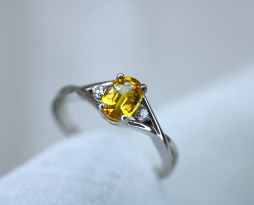 Bague or blanc saphir jaune diamant