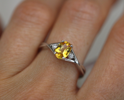 Bague or blanc saphir jaune diamant