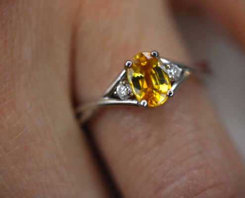 Bague or blanc saphir jaune diamant