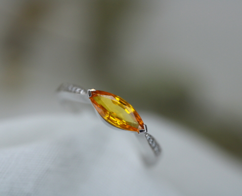 Bague or blanc saphir jaune navette et diamants