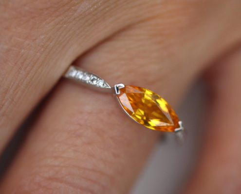 Bague or blanc saphir jaune navette et diamants