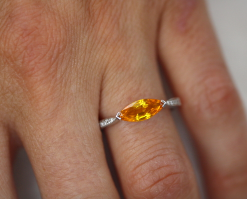 Bague or blanc saphir jaune navette et diamants