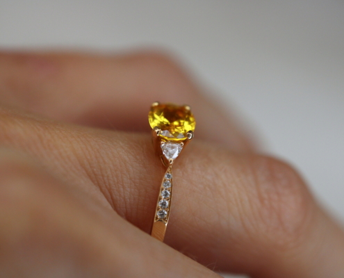 Bague or rose saphir jaune et diamants