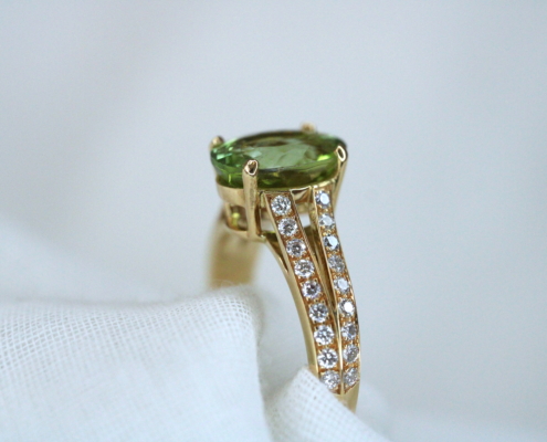 Bague en or jaune 18K - Tourmaline verte & diamants