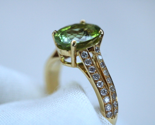 Bague en or jaune 18K - Tourmaline verte & diamants