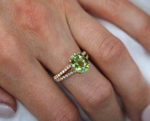 Bague en or jaune 18K - Tourmaline verte & diamants