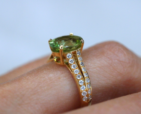 Bague en or jaune 18K - Tourmaline verte & diamants