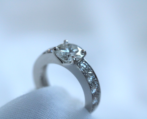 Création sur-mesure : Solitaire en or gris 18K - Diamants