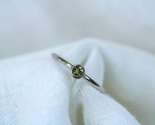 Bague en or blanc 18K & Tourmaline verte