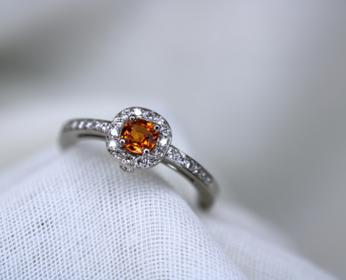 Bague en or blanc 18K - Saphir orange & diamants