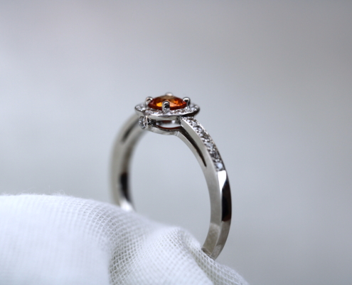 Bague en or blanc 18K - Saphir orange & diamants