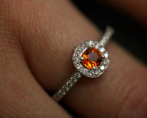 Bague en or blanc 18K - Saphir orange & diamants