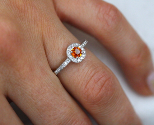 Bague en or blanc 18K - Saphir orange & diamants