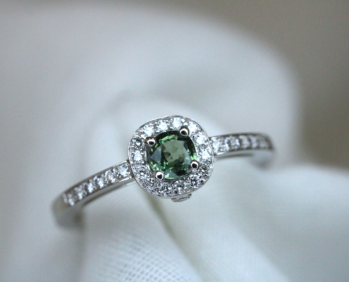 Bague en or blanc 18K - Saphir vert & diamants