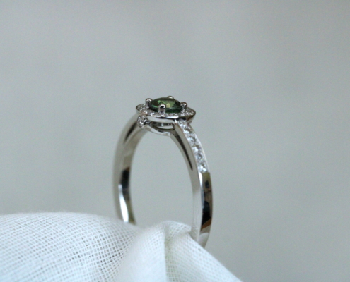 Bague en or blanc 18K - Saphir vert & diamants