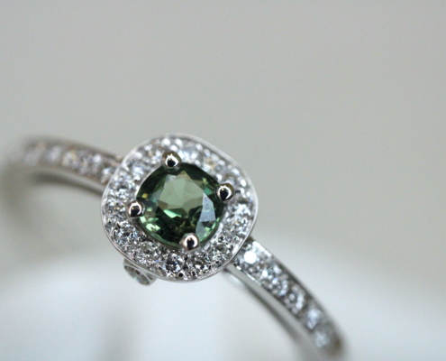 Bague en or blanc 18K - Saphir vert & diamants