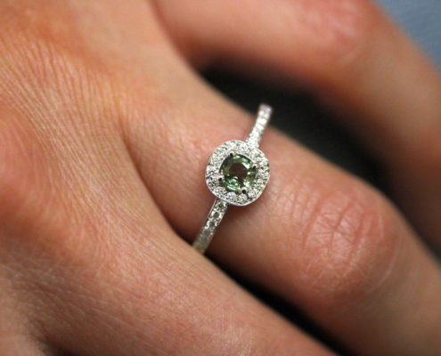 Bague en or blanc 18K - Saphir vert & diamants