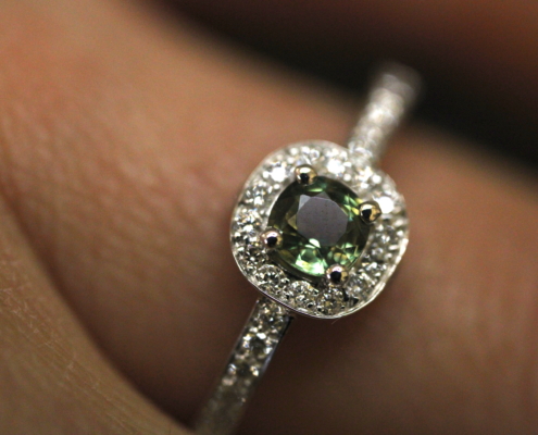 Bague en or blanc 18K - Saphir vert & diamants